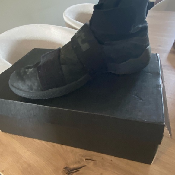 Nike Black Athletic Shoes - Picture 4 of 7